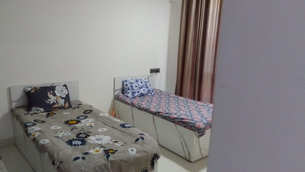 Fully furnished PG room in Borivali